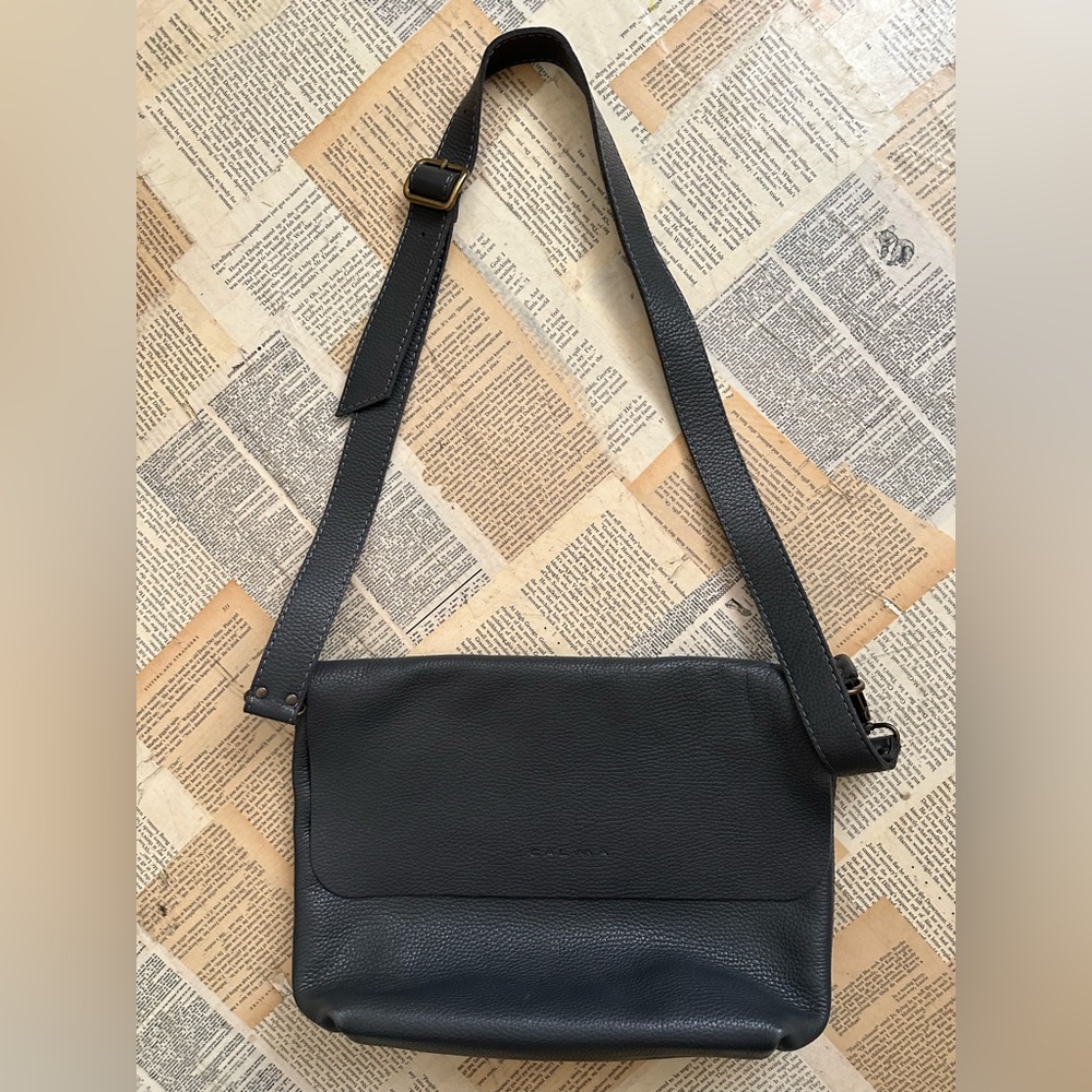 Calma Leather Messenger Bag – Handmade in Spain | Dark Gray, Stylish + Spacious
